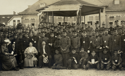 129440 Afbeelding van een groep militairen die deelneemt aan een volkszang op het terrein van de Kromhoutkazerne (Prins ...